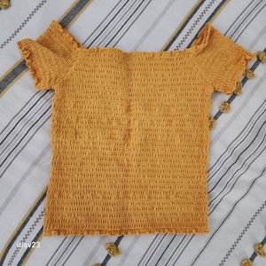 hollister | cute mustard crop top
